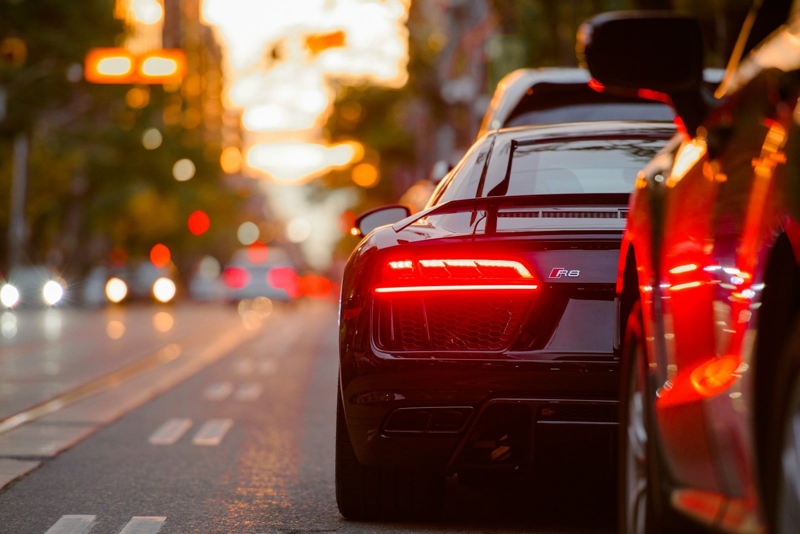 Sportwagen im Stadtverkehr