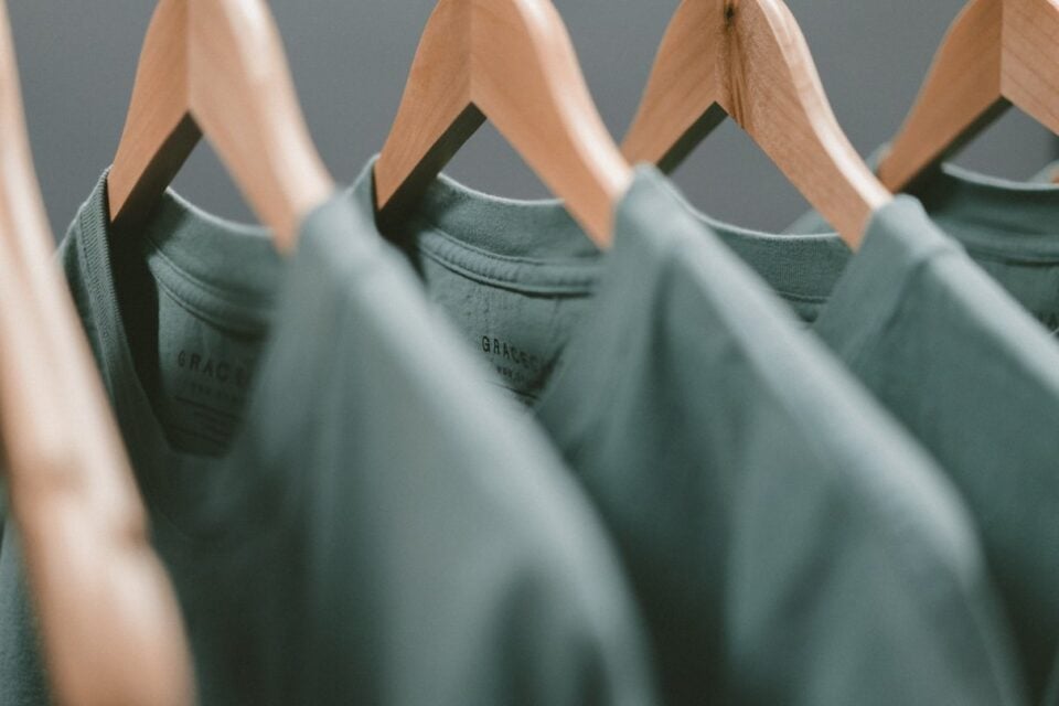 Brede fashion-lifestylescène met herfstlagen en texturen