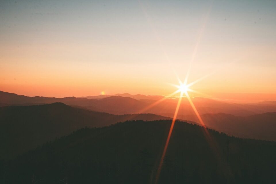 Alba sulle creste delle montagne