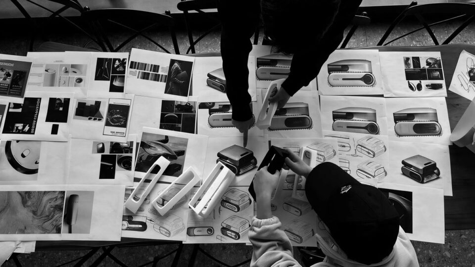 Diseñadores revisando conceptos de producto de Beatbot