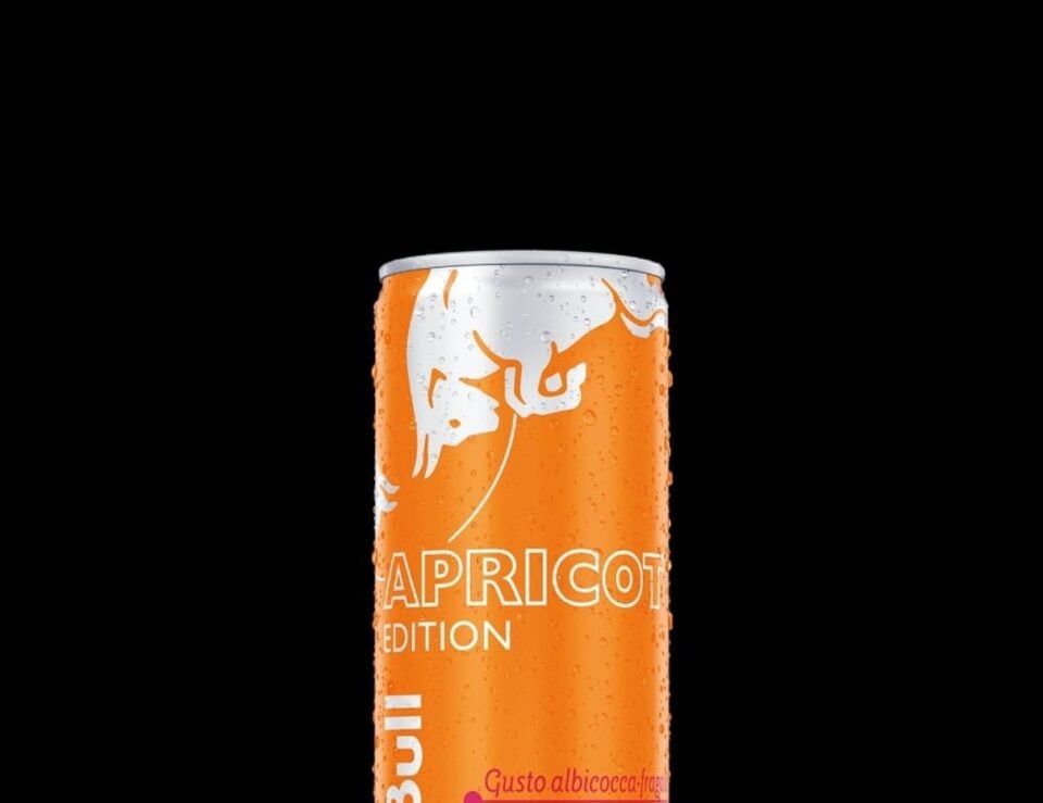 Einzelne Red Bull Energy Drink Dose in einer Produktaufnahme