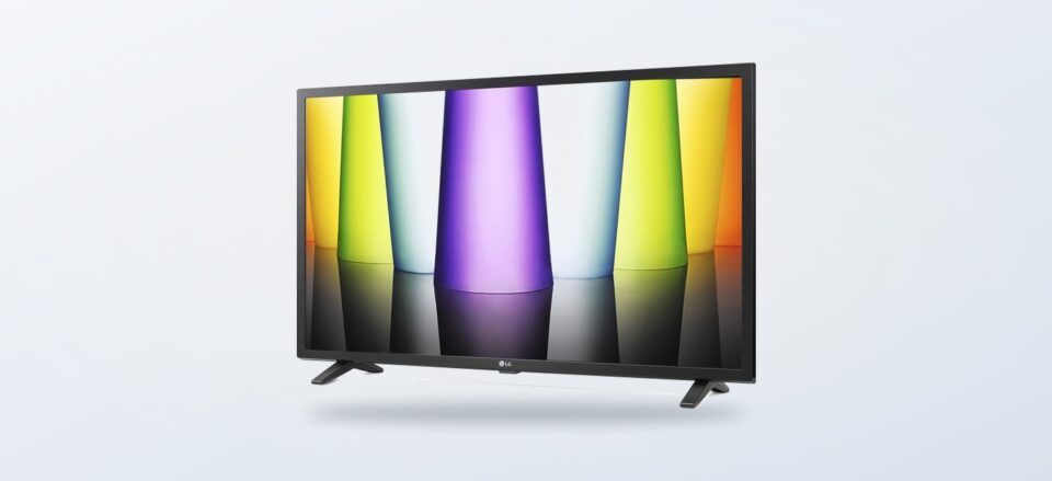 Vista laterale del televisore LG LQ6300 Smart TV da 32 pollici nero