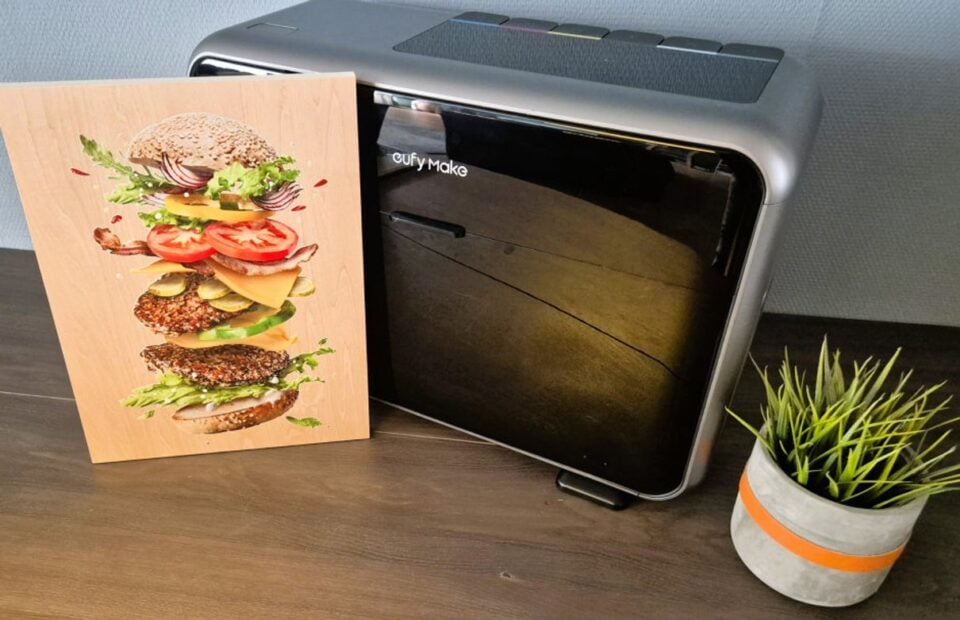 eufyMake Drucker neben einem Burger-Motiv