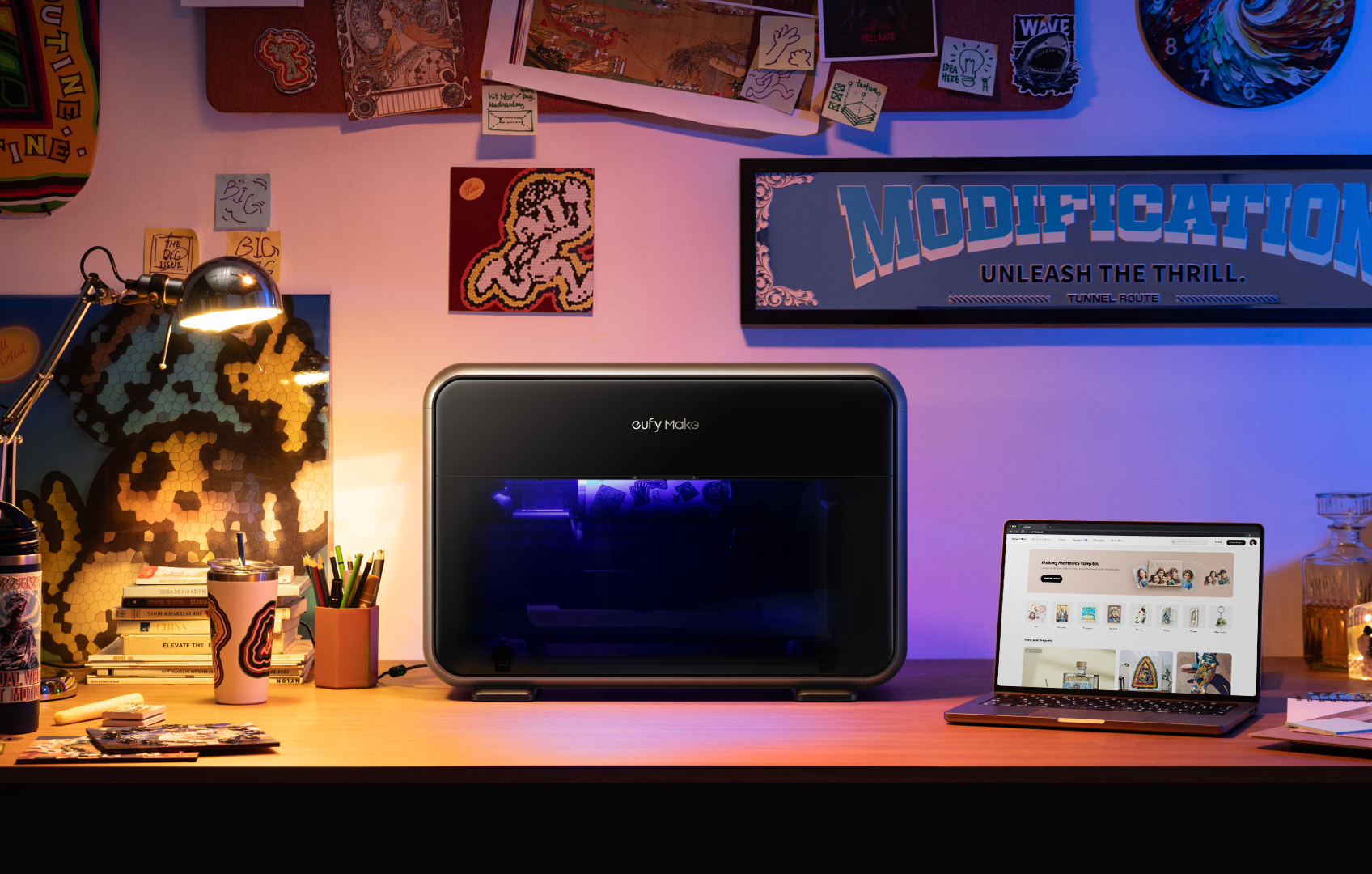 Kompakter eufyMake UV-Drucker auf einem Schreibtisch