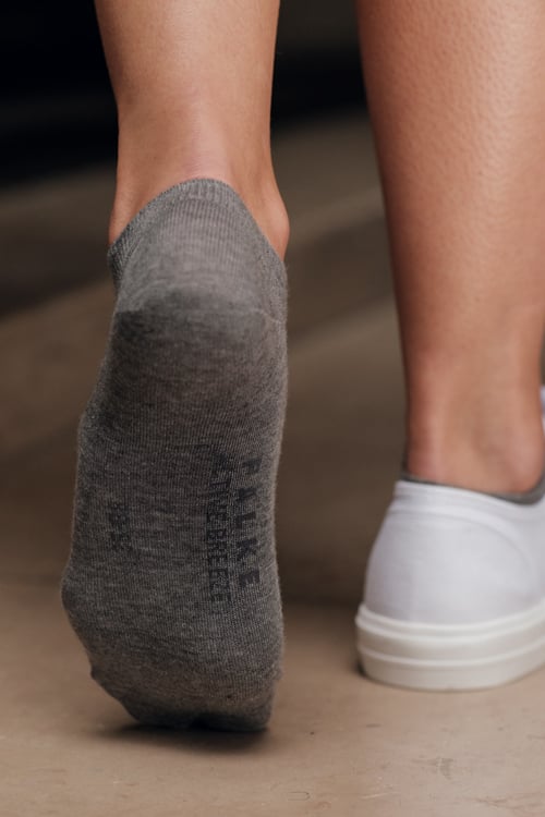 Sneakerlook met FALKE Active Breeze sneakersokken