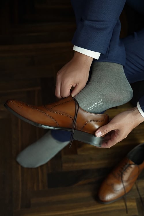 Close-up van luxe herensokken bij nette schoenen