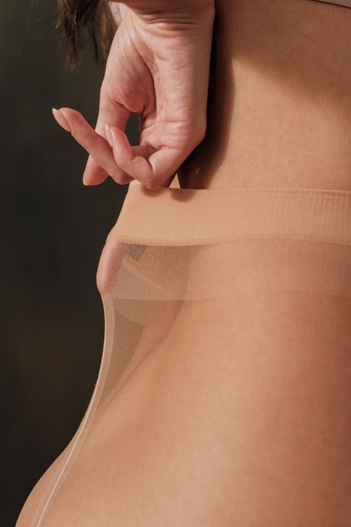 Detailansicht einer FALKE Natural Glow Strumpfhose