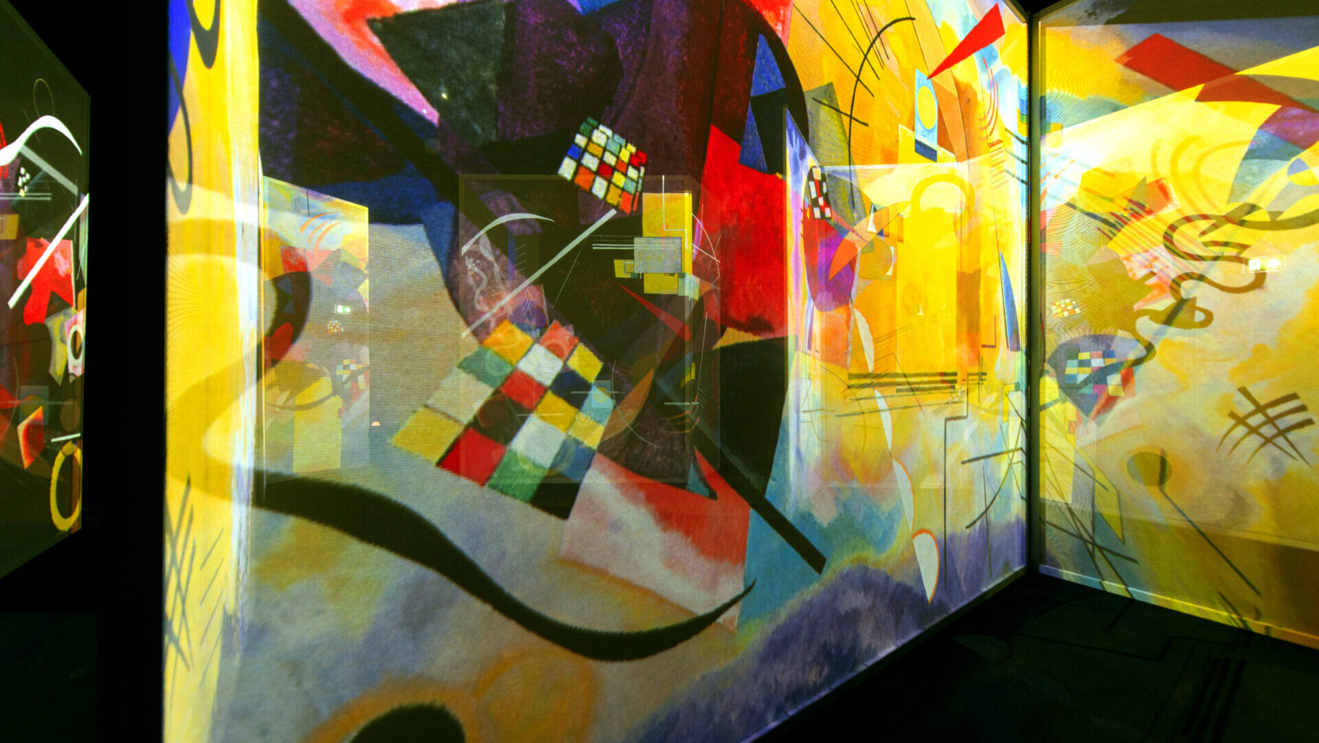 Kandinsky artwork projected across a FRAMELESS gallery