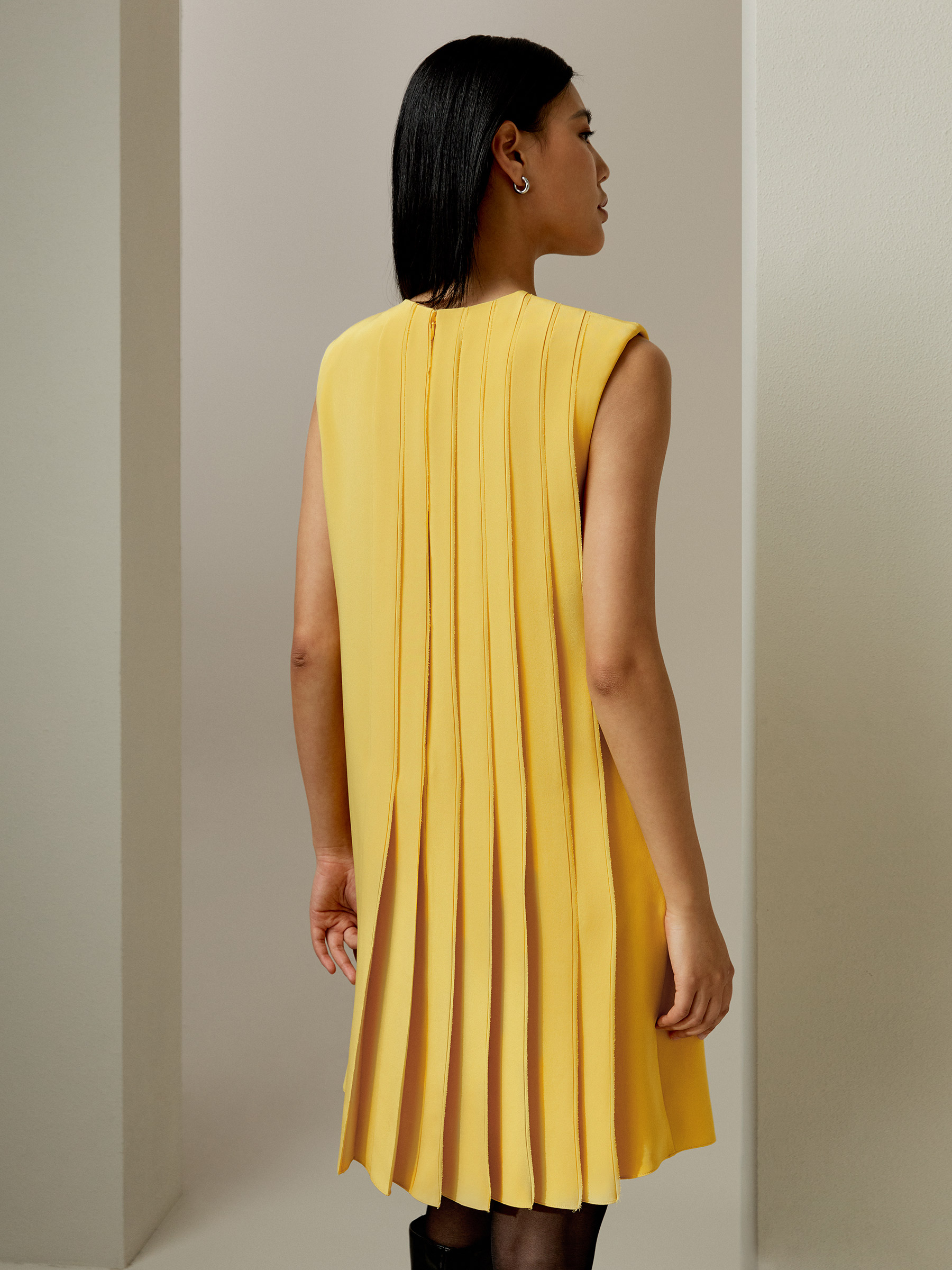 Détail de plis d’une robe en soie LILYSILK