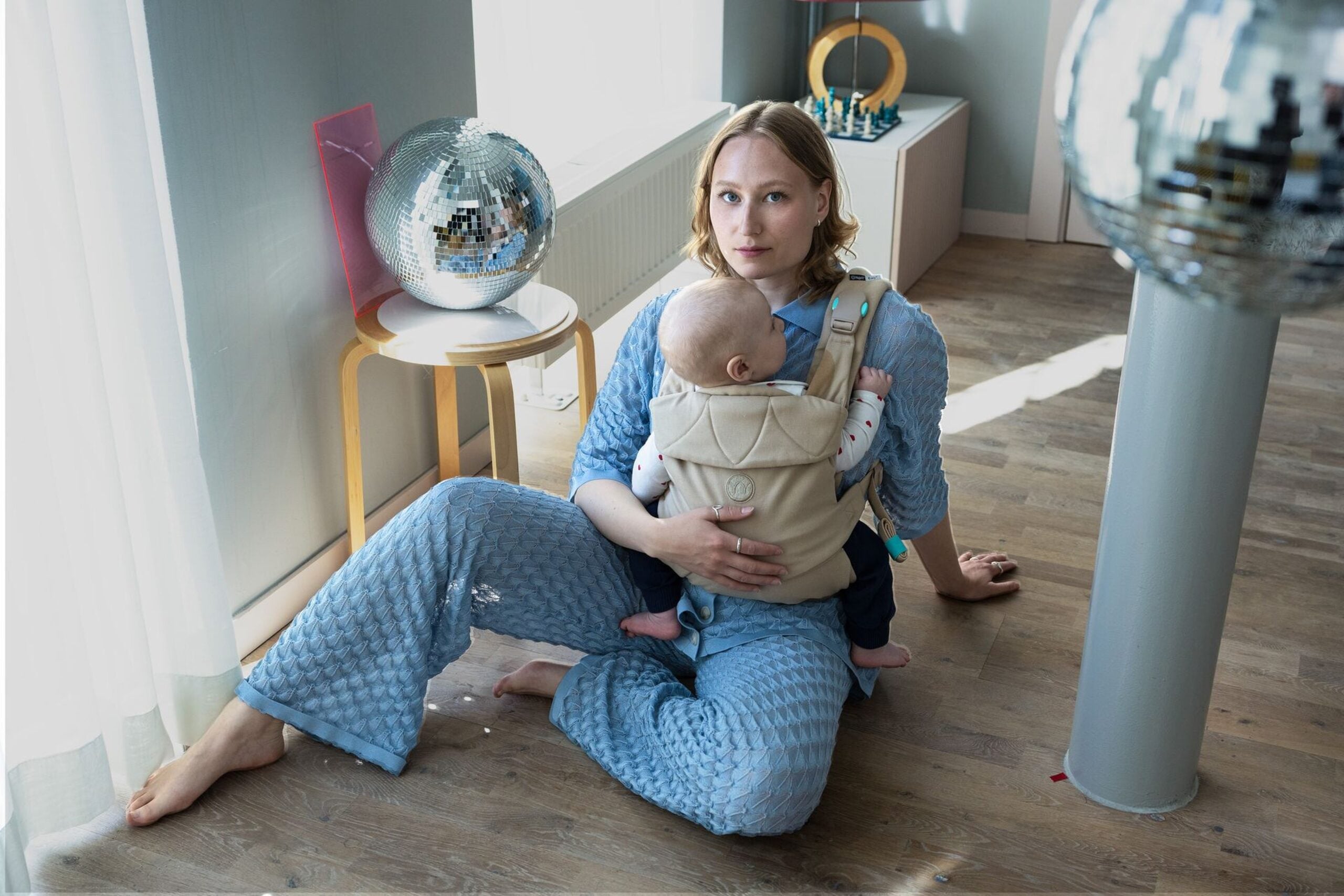 Porte-bébé Easy vol. 2 Najell beige porté au quotidien
