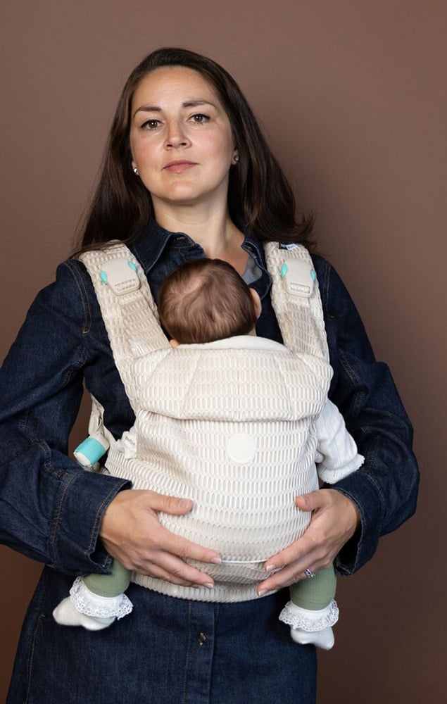Femme portant un porte-bébé Najell beige
