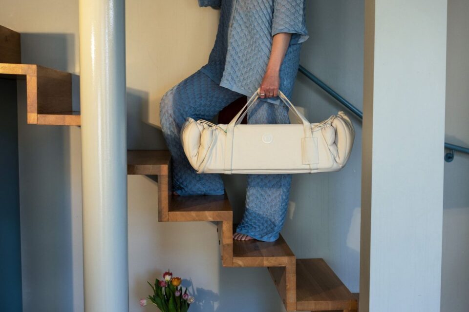 Porte-bébé SleepCarrier Najell beige dans une scène de vie