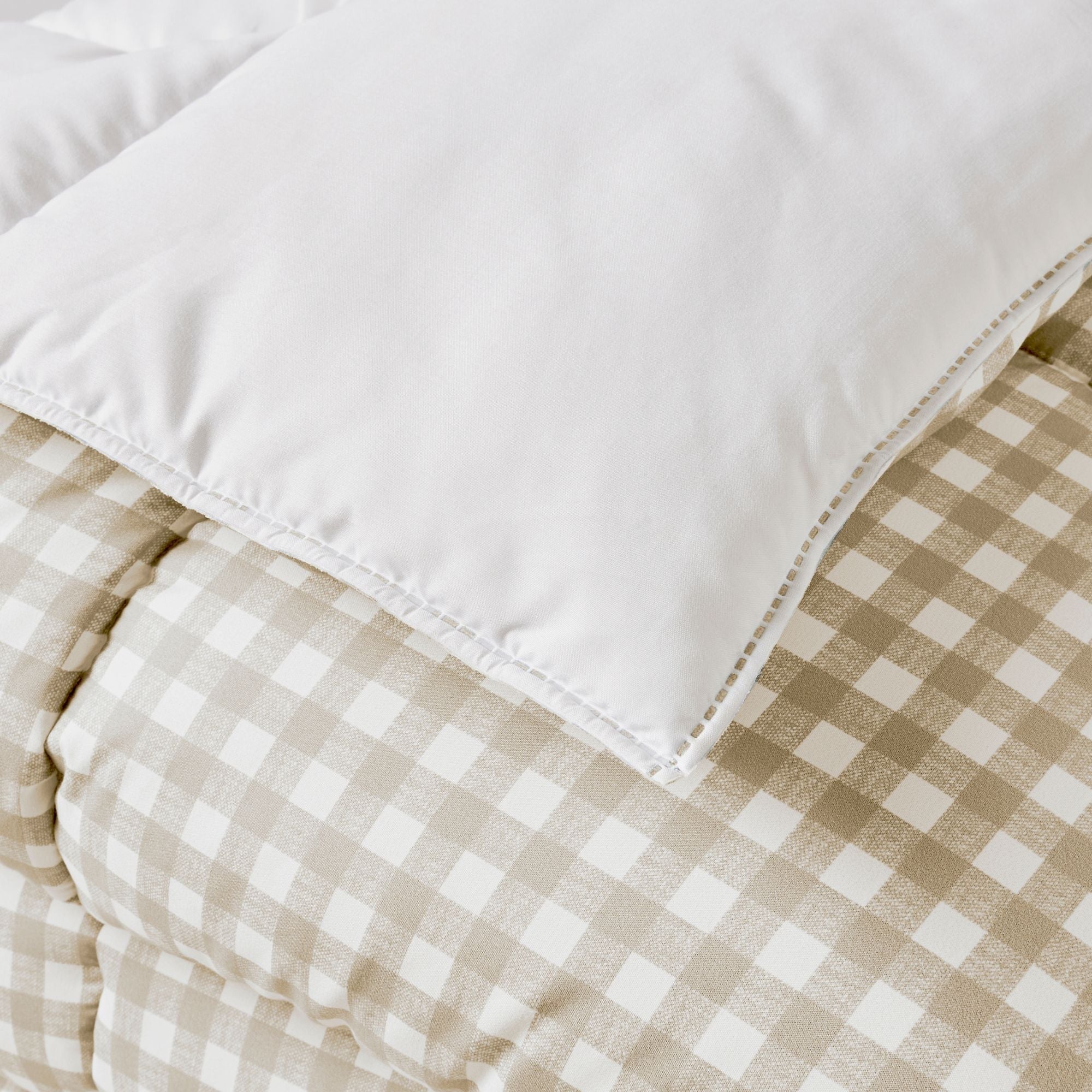 Close view of the Gingham coverless duvet fabric