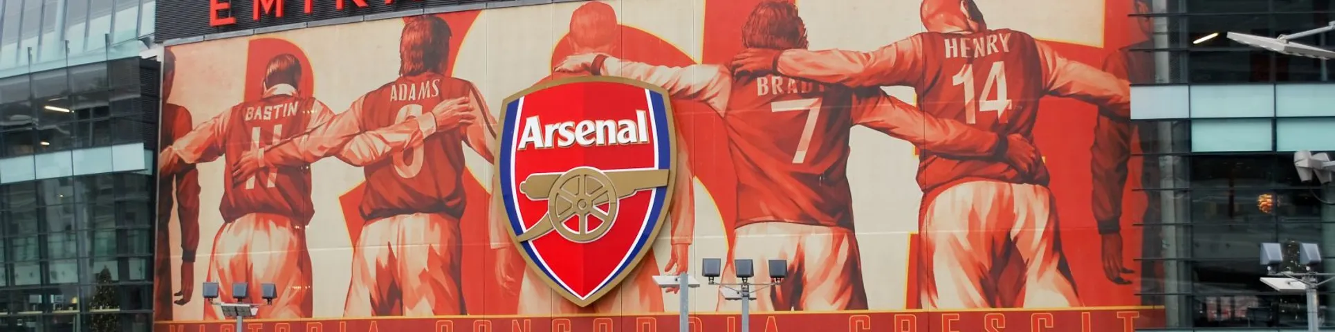 Arsenals stadion med färgstark muralmålning
