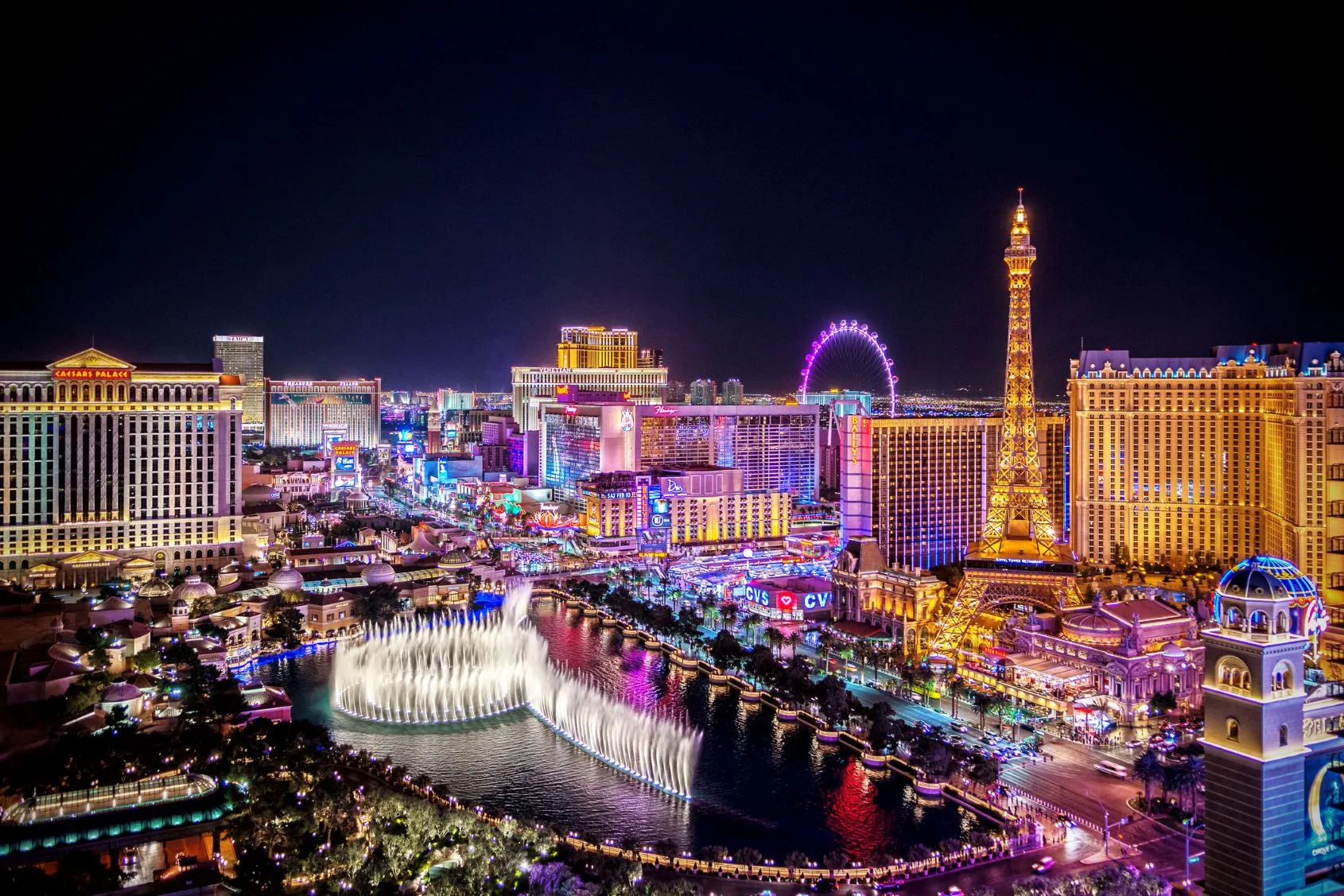 Las Vegas Strip med neonljus på natten