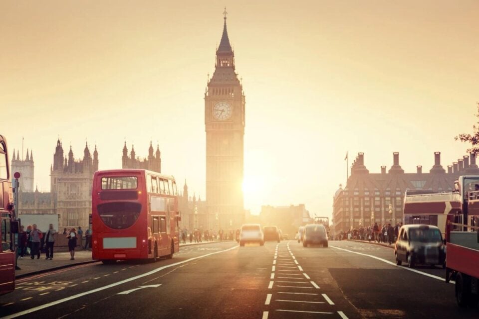 London med stadsutsikt och klassisk arkitektur