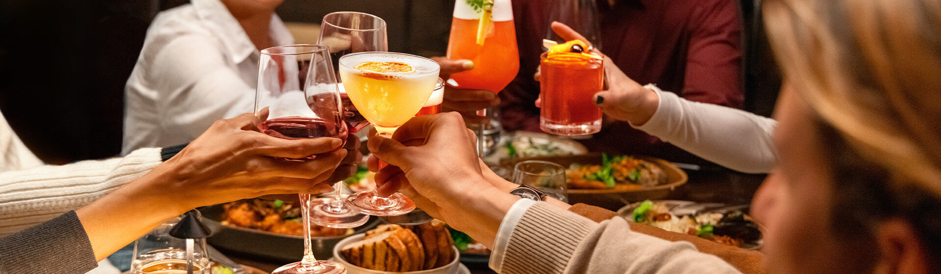 Ambiance du restaurant ONE Dine avec vue sur Manhattan