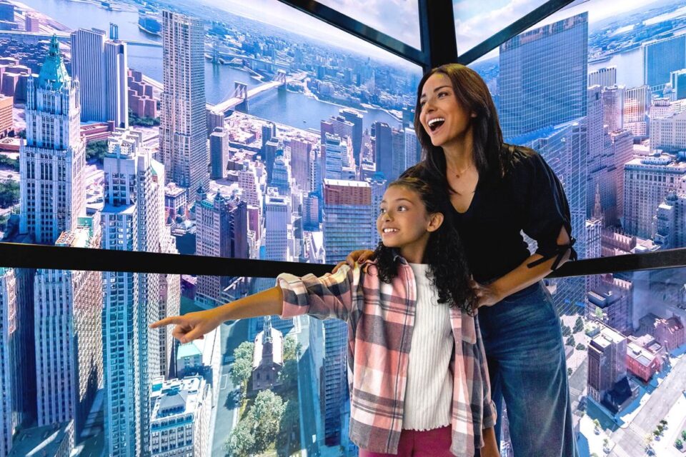 Mère et enfant regardant la ville depuis One World Observatory