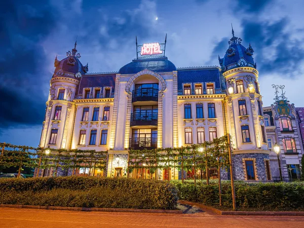 Façade du Plopsaland Theater Hotel illuminée le soir