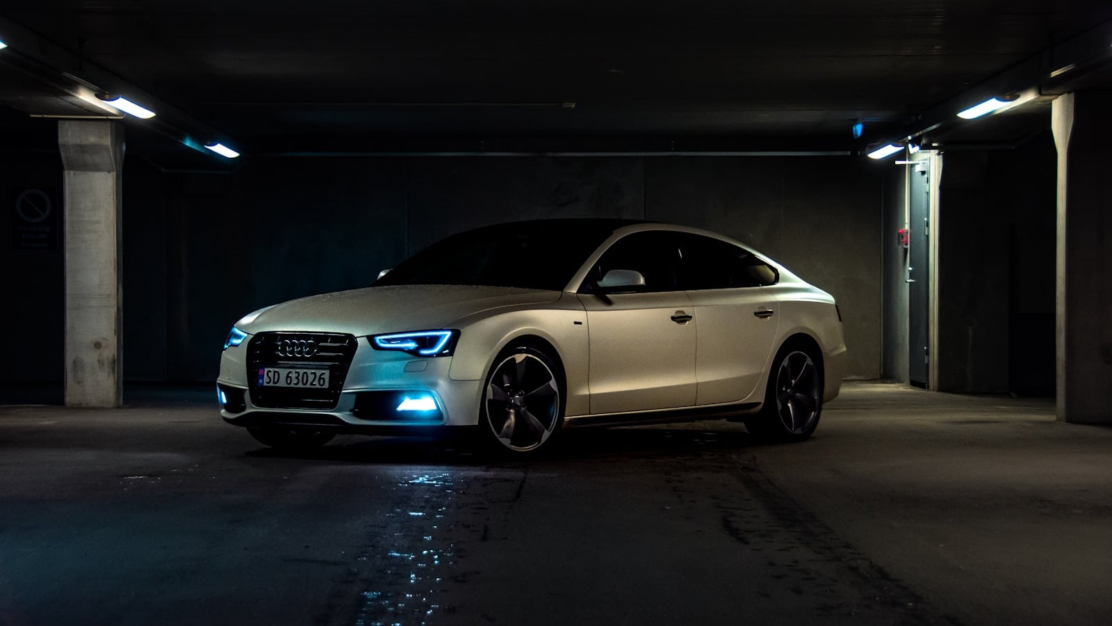 Weißes Auto in einer Parkgarage