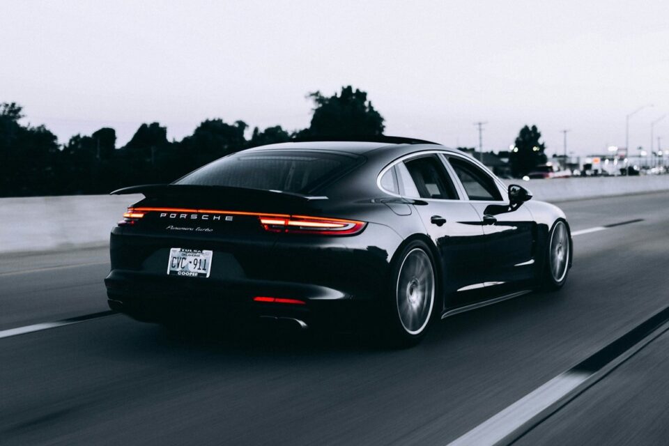 Schwarzer Porsche auf einer Autobahn