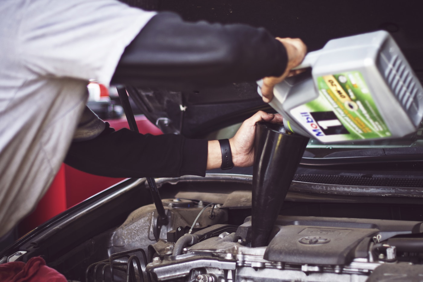 Öl wird in einen Automotor eingefüllt