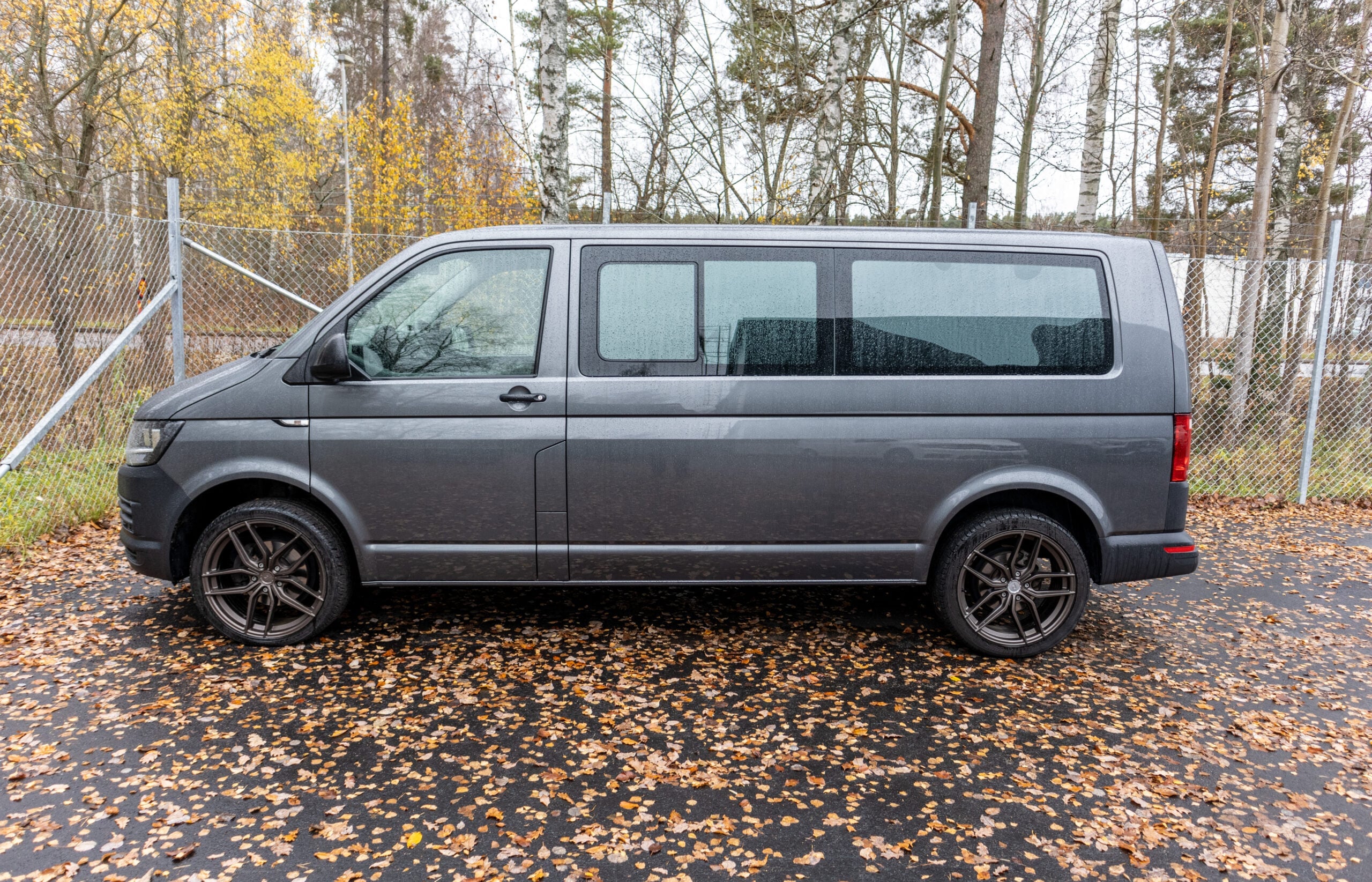 Solarplexius-tummennukset Volkswagen Transporterin ikkunoissa