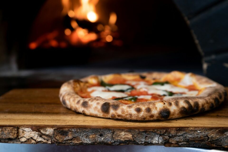 Pizza servírovaná na letnom stole