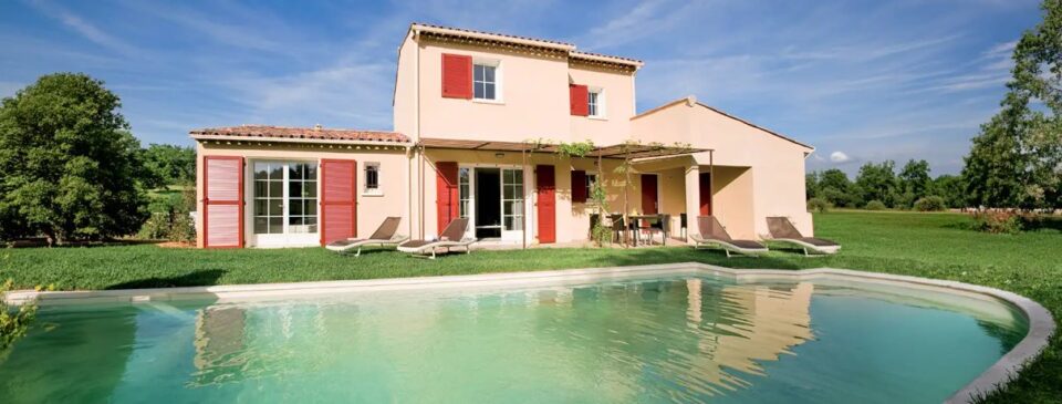 Résidence de vacances Lagrange dans le Luberon avec piscine et paysage provençal