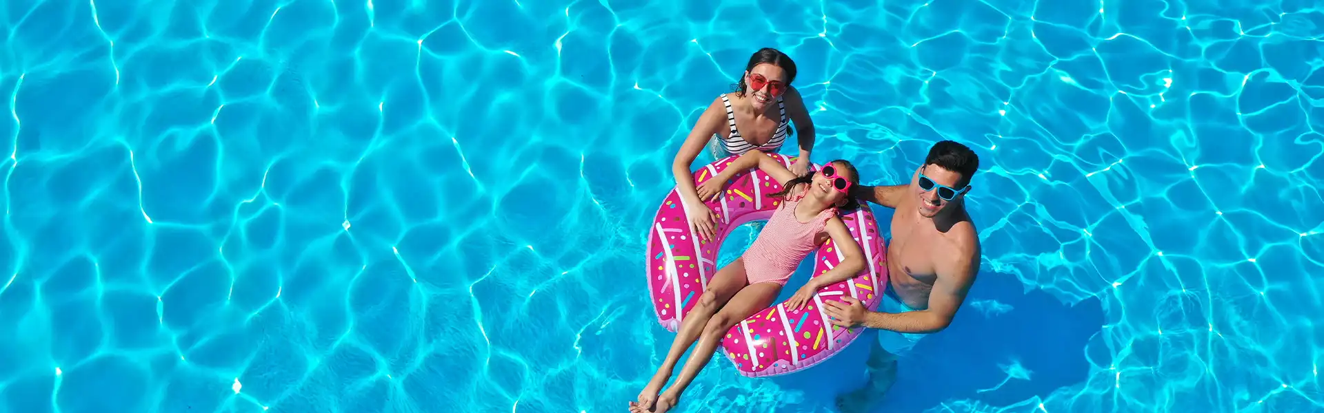 Famille profitant d’une piscine pendant un séjour Lagrange