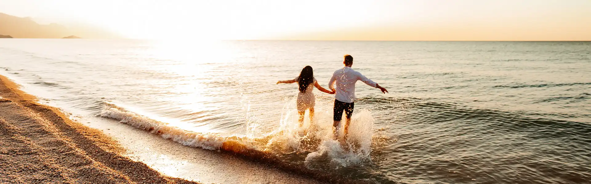 Couple courant vers la mer pendant un séjour Lagrange