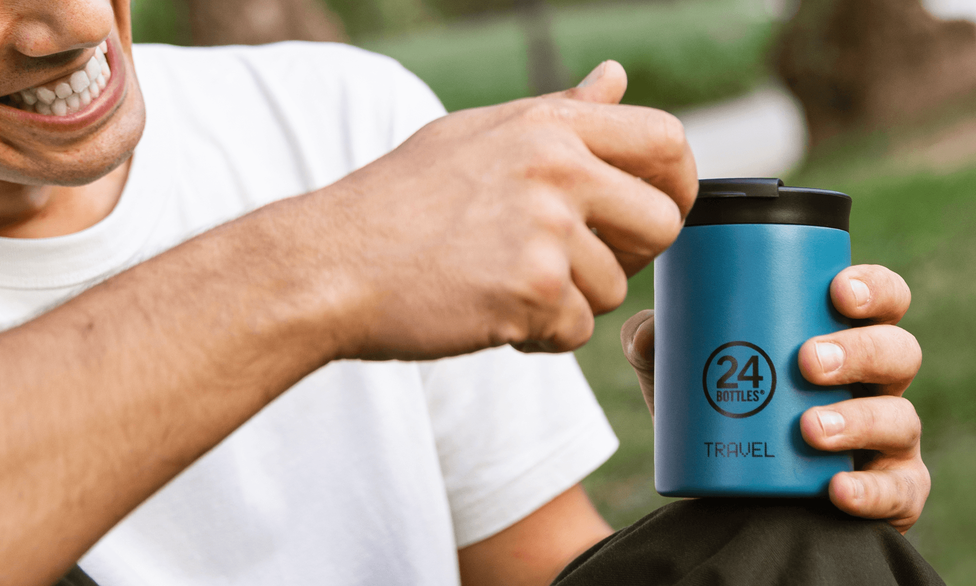 Persona con 24Bottles Travel Tumbler in una scena quotidiana