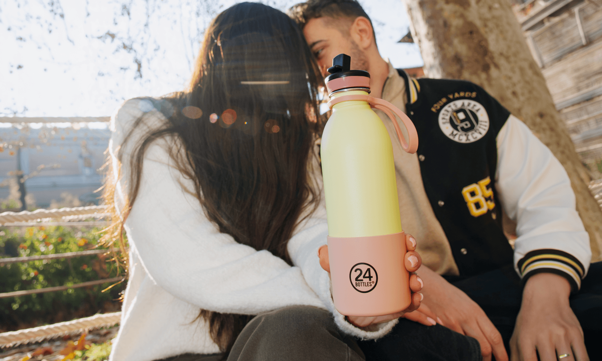 Persona con 24Bottles Urban Bottle gialla