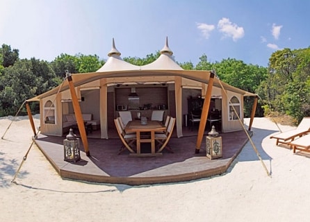 Glamping-Unterkunft auf einem europäischen Campingplatz