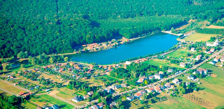 Parc résidentiel de loisirs St Vit an einem See in Frankreich