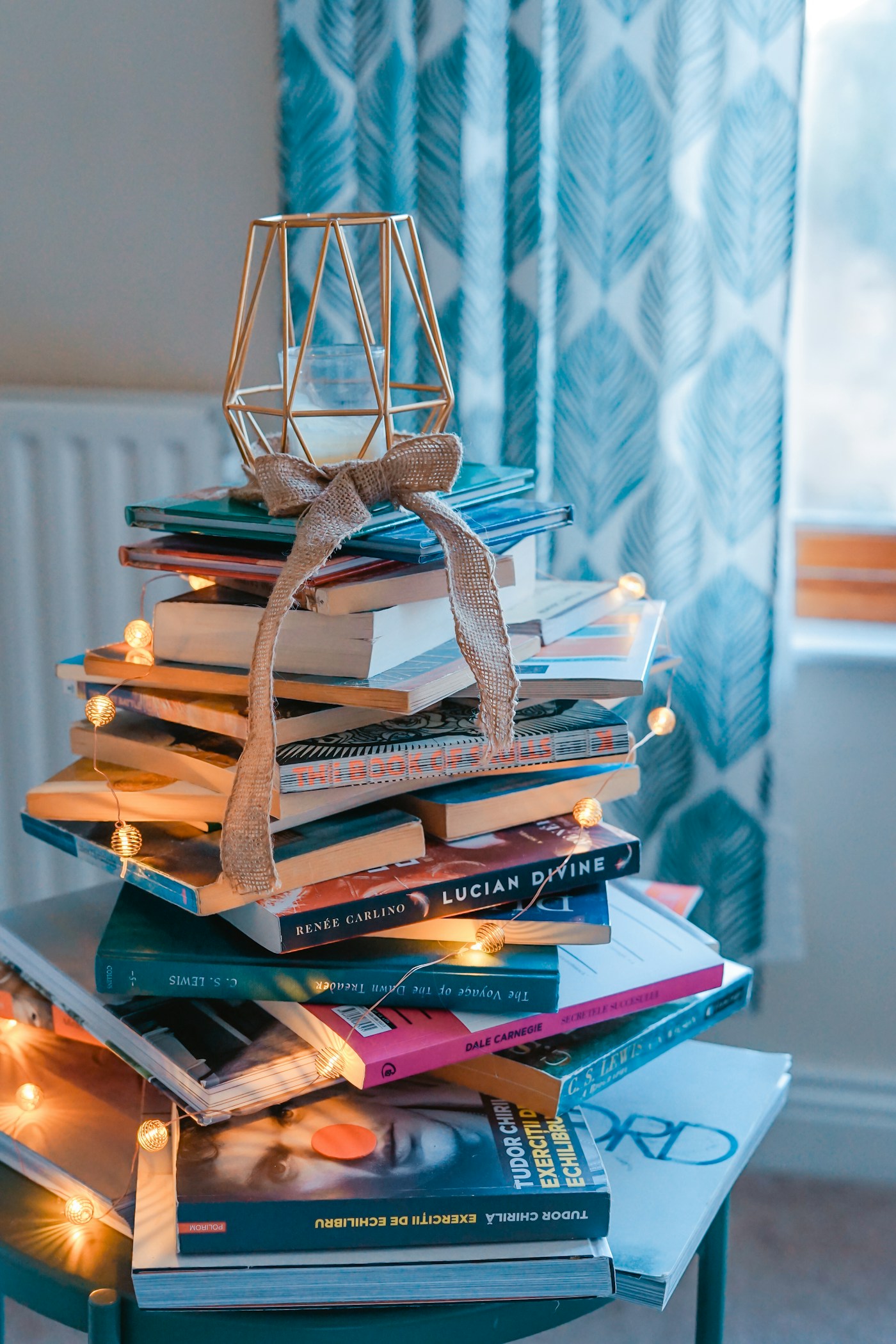 Pile de livres décorée de guirlandes lumineuses
