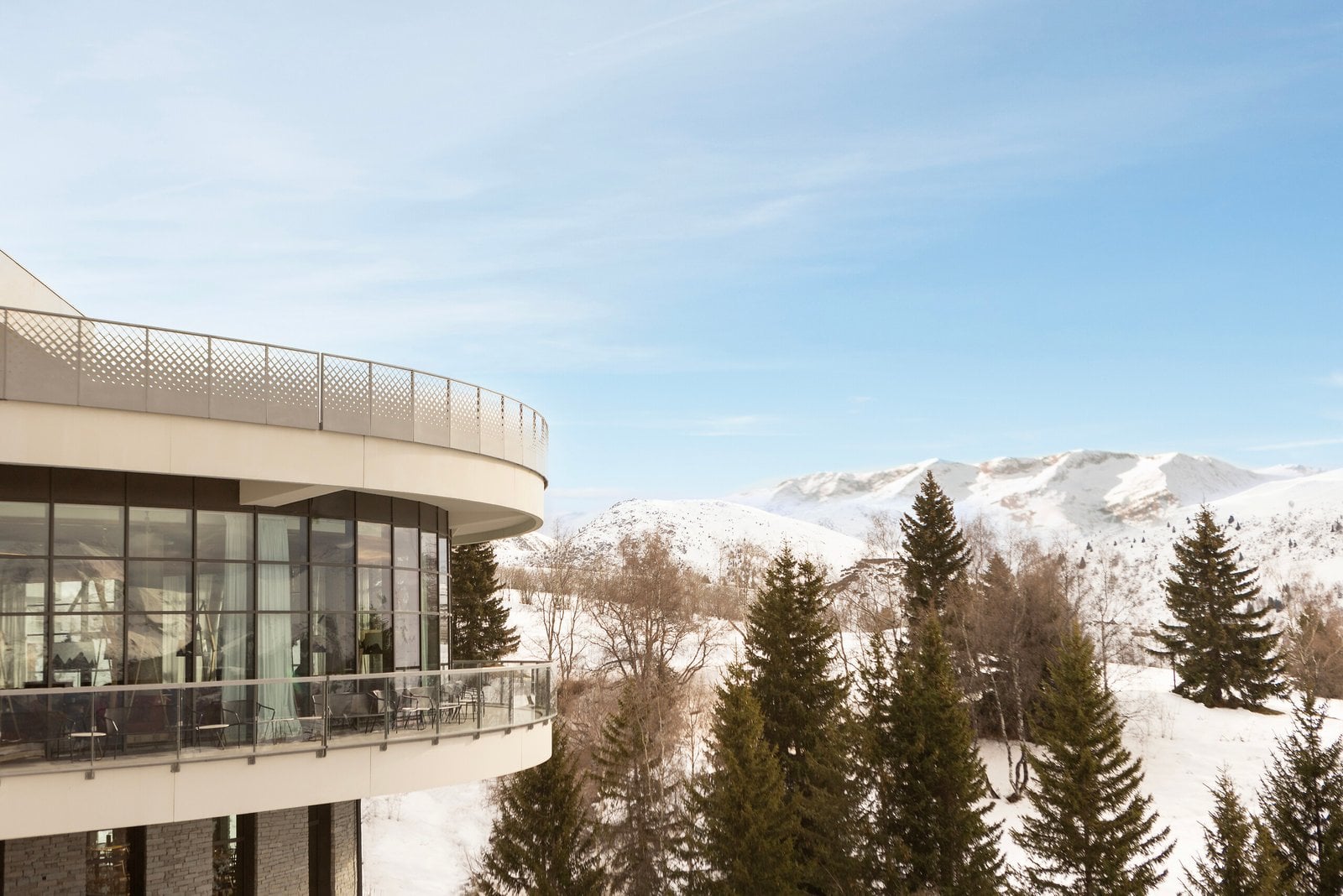 Snowy mountain setting at Club Med Alpe d’Huez