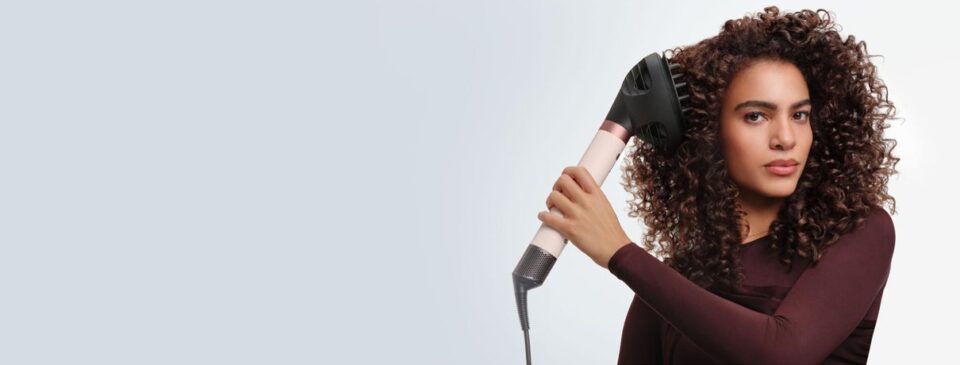 Model care folosește un aparat Dyson Airwrap