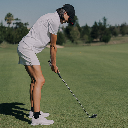 Sportlerin im Freien mit FALKE Golfsocken