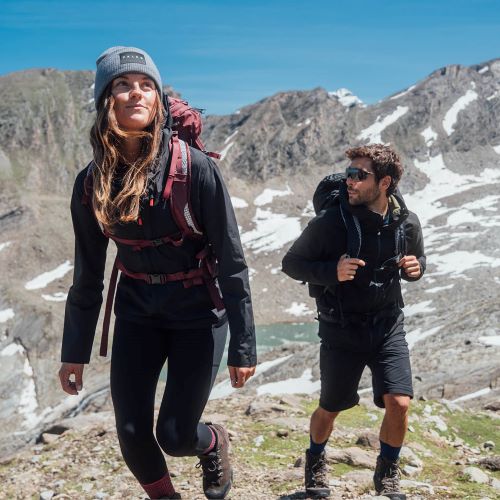 Paar trägt FALKE TK1 Adventure Wool Trekkingsocken beim Wandern
