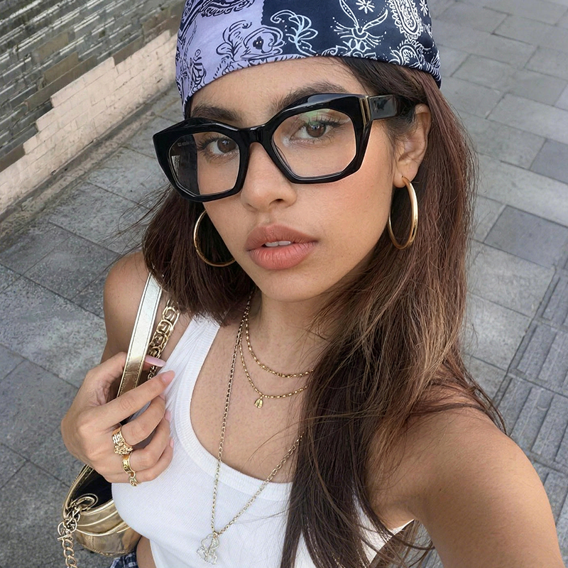 A separate eyewear styling scene from Fytoo Global