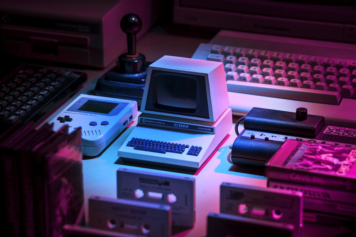 Console e controller in una scena gaming retrò