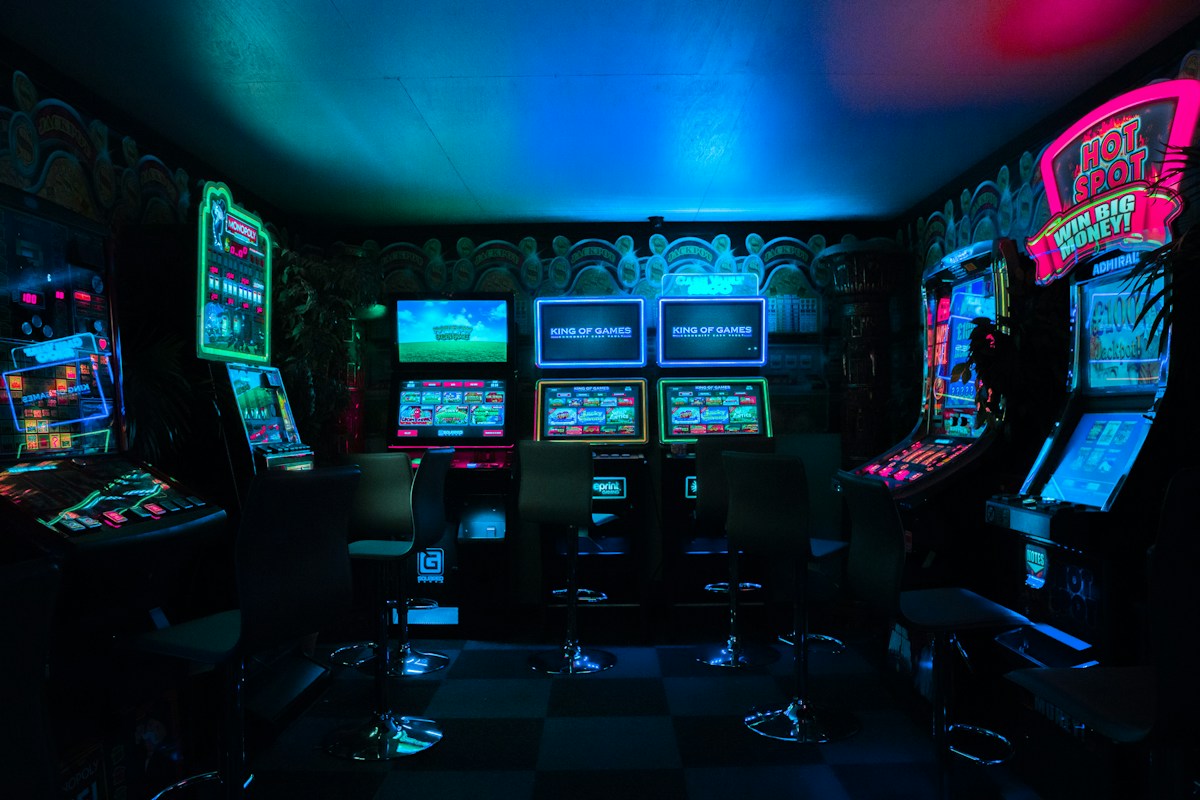 Macchine arcade illuminate con luci al neon