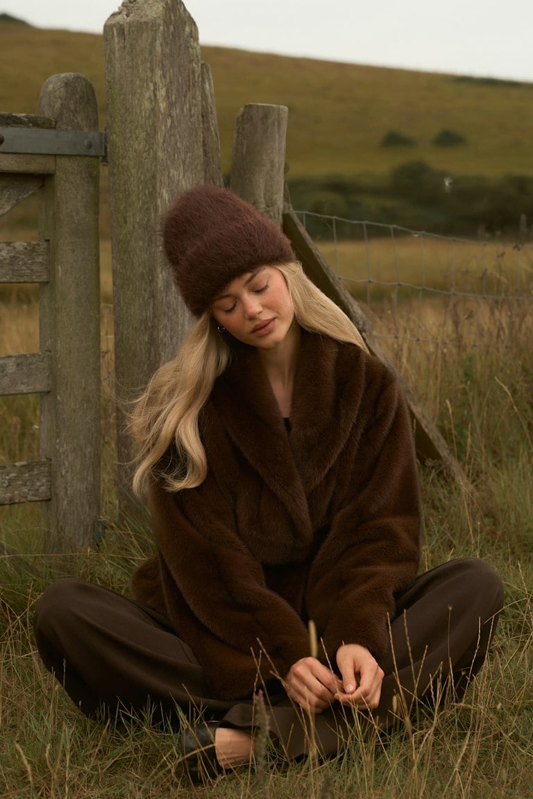 Woman wearing a brown Gina Tricot chunky hairy beanie