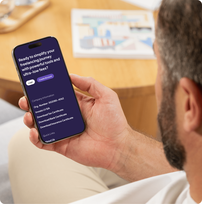 Telefon som visar Invozios startsida