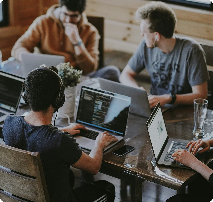 Personer som arbetar tillsammans vid laptops