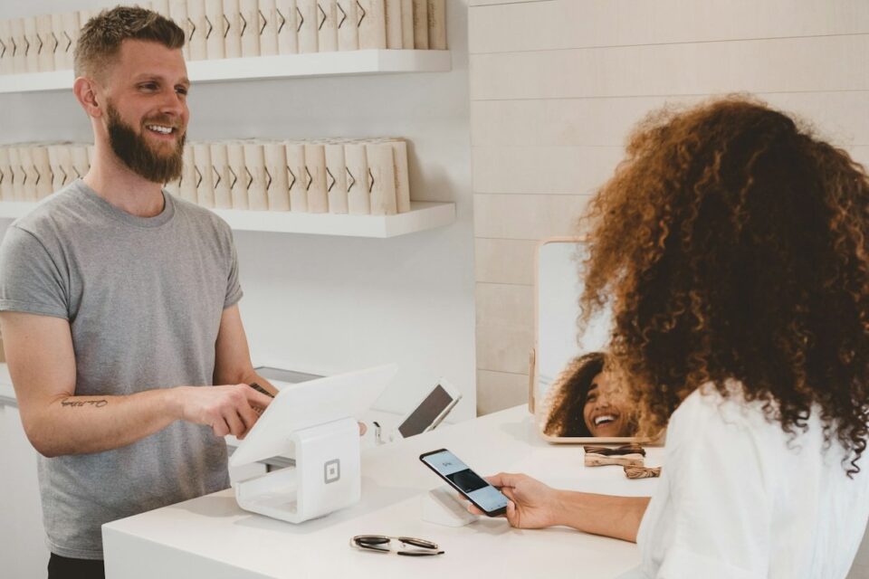 Smartphone usato per un pagamento digitale