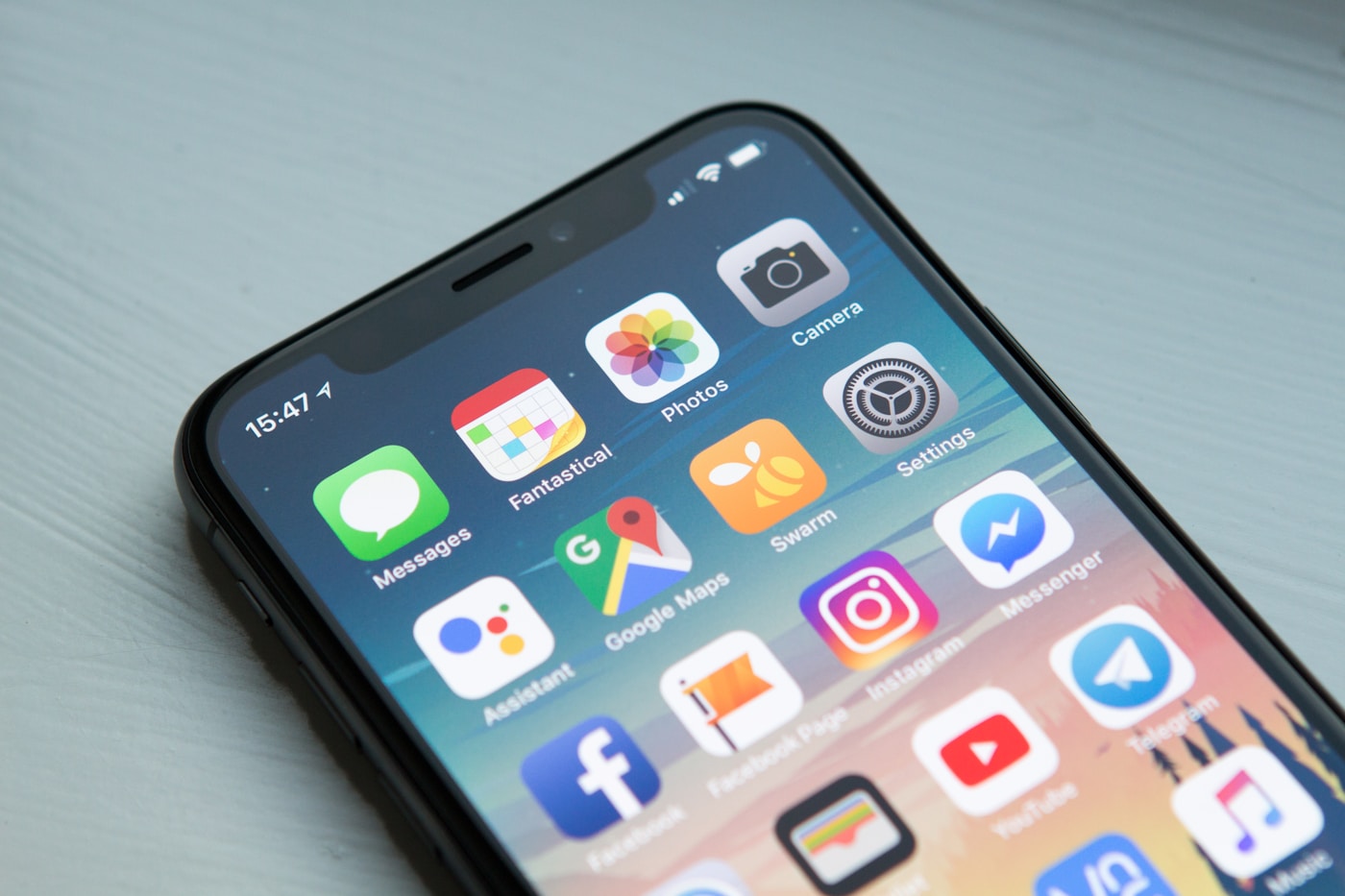 Persona che utilizza uno smartphone per comunicare