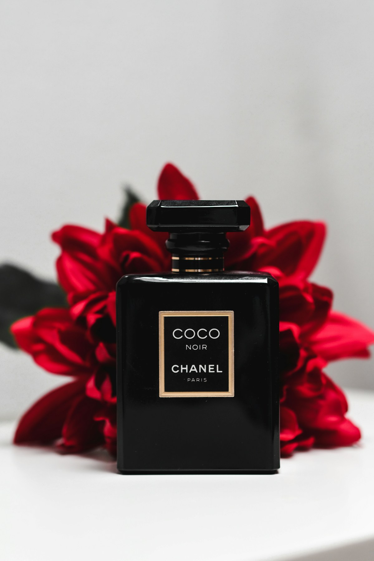 Flakon perfum w eleganckiej aranżacji