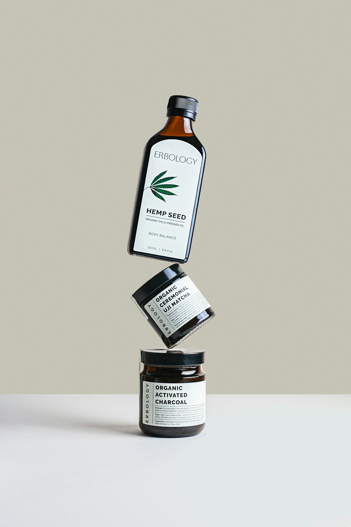 Butelki serum i kosmetyków na stoliku
